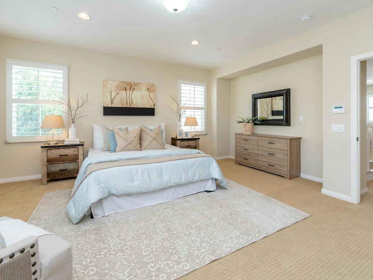 Spacious bright master bedroom freshly painted in Caversham Reading