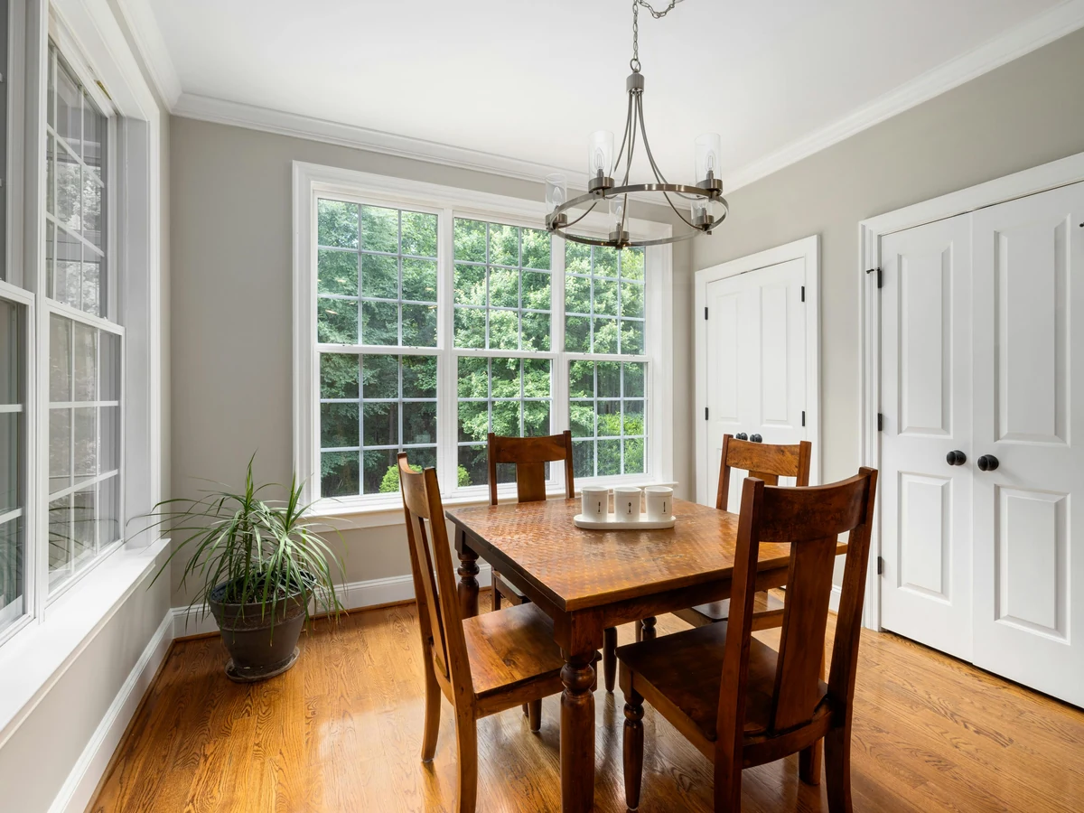 dining-room-painting-bright-dining-room-reading-decorators Thames Valley dining room painting - bright dining room by Reading Decorators