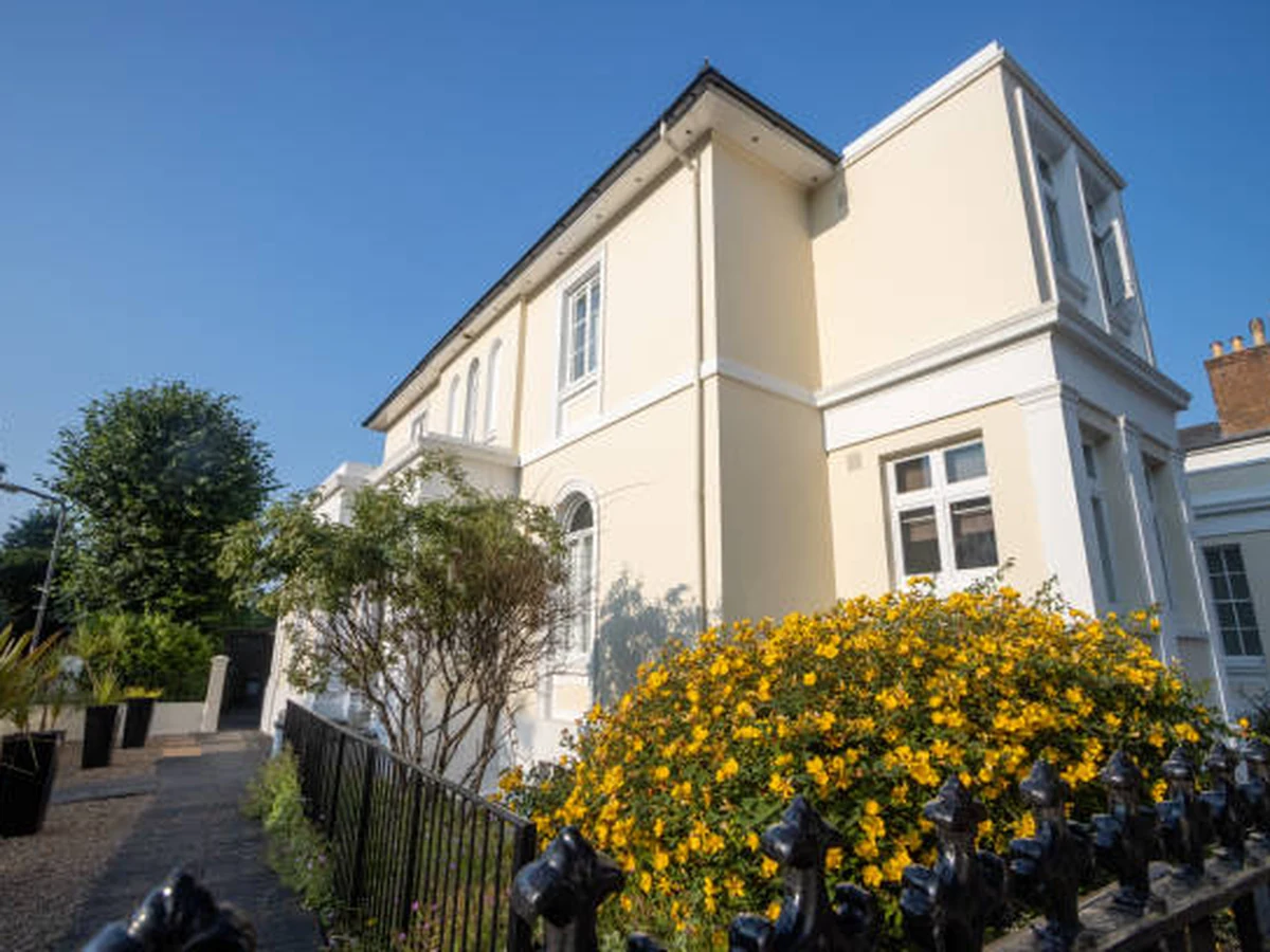 exterior-painting-cream-victorian-detached-reading-decorators Exterior painting problems solved in Reading - cream Victorian detached house by Reading Decorators