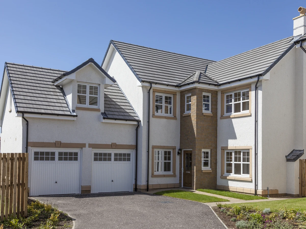 exterior-painting-large-white-rendered-reading-decorators Large white rendered house masonry painting Reading Decorators