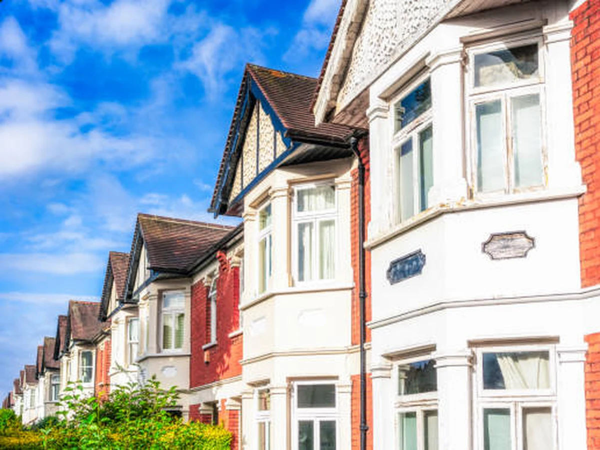 exterior-painting-red-brick-white-reading-decorators-2 Exterior painting on red brick property in Purley-on-Thames by Reading Decorators, professional painters