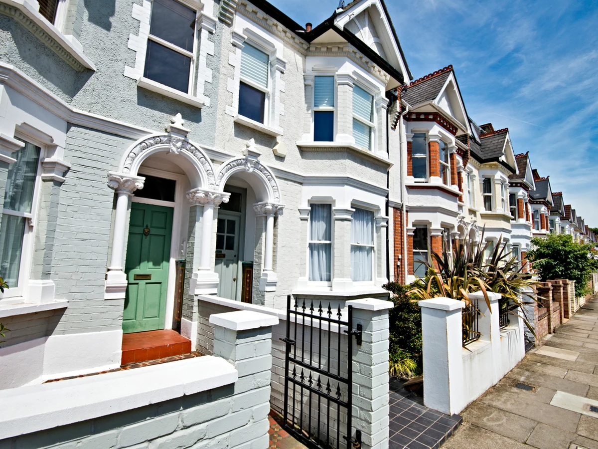 Exterior painting of a white period terraced row in Twyford by Reading Decorators