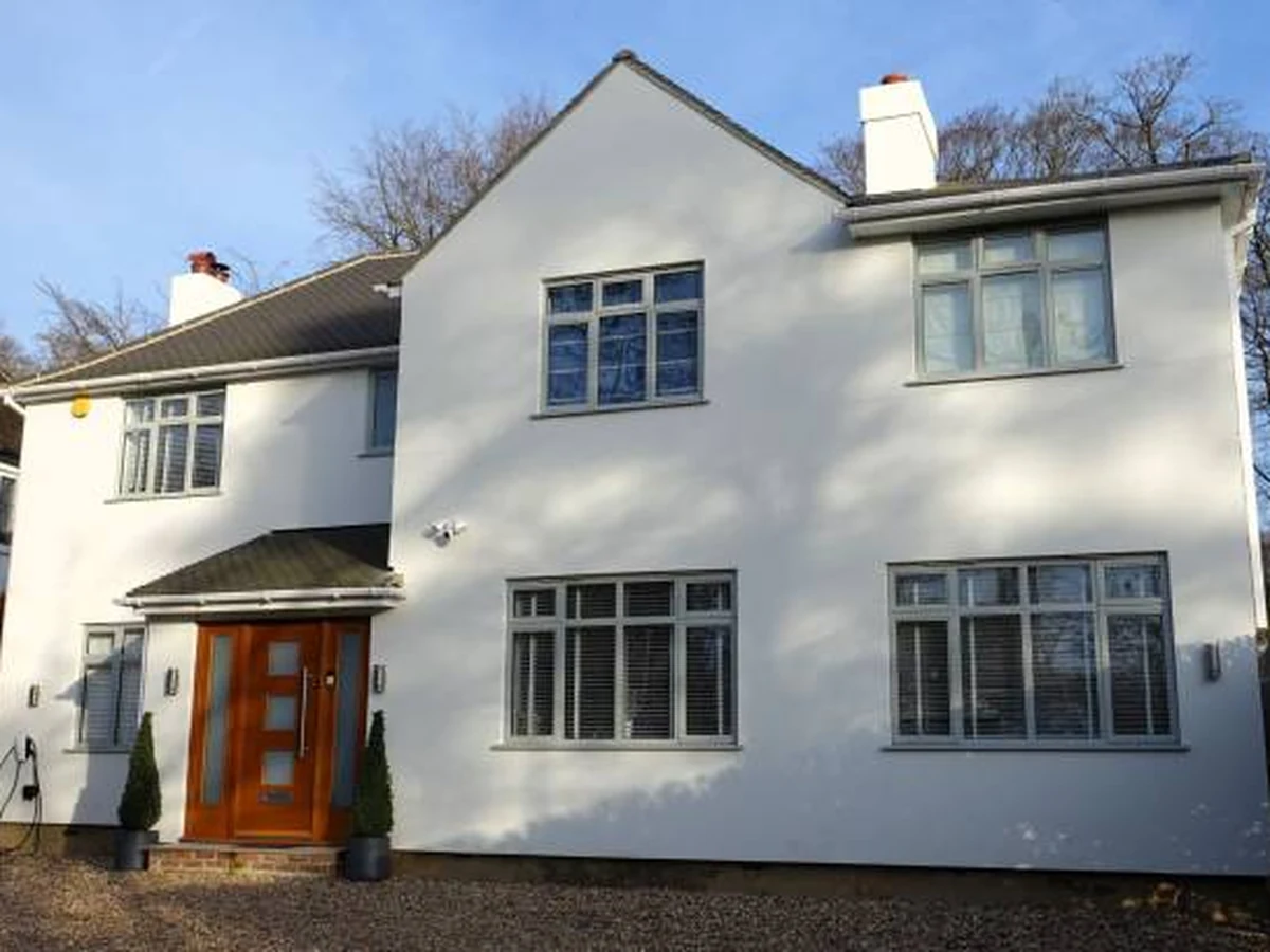 exterior-painting-white-rendered-detached-reading-decorators White rendered detached house freshly painted by exterior painters in Reading