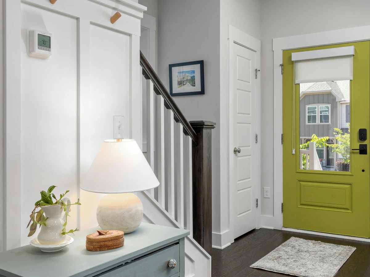 hallway-painting-hallway-entrance-bright-reading-decorators Hallway entrance painting by Reading Decorators serving Purley-on-Thames