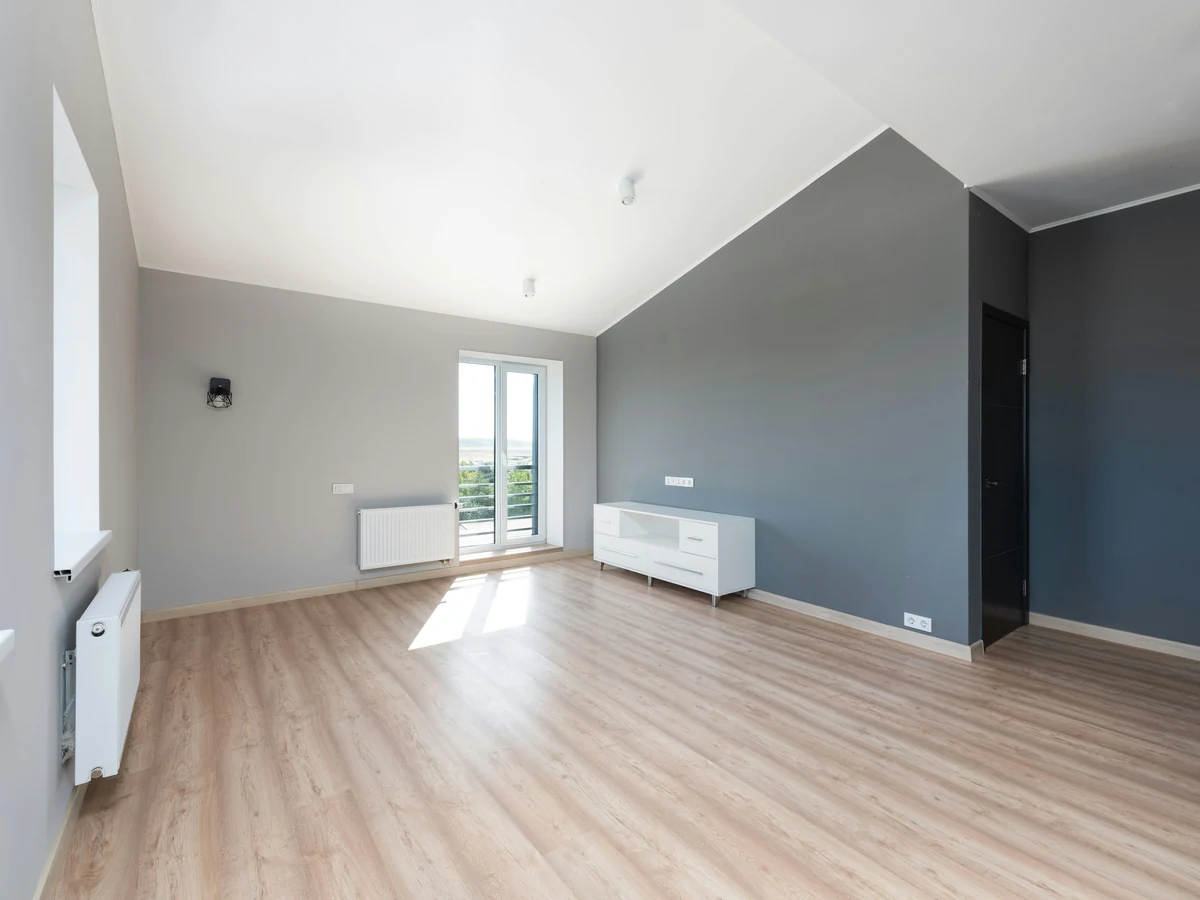 interior-painting-bright-empty-room-reading-decorators Interior painting services in Reading - bright empty room freshly painted by Reading Decorators