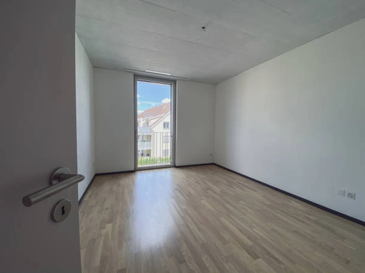 Small empty room freshly painted by Reading Decorators, Reading
