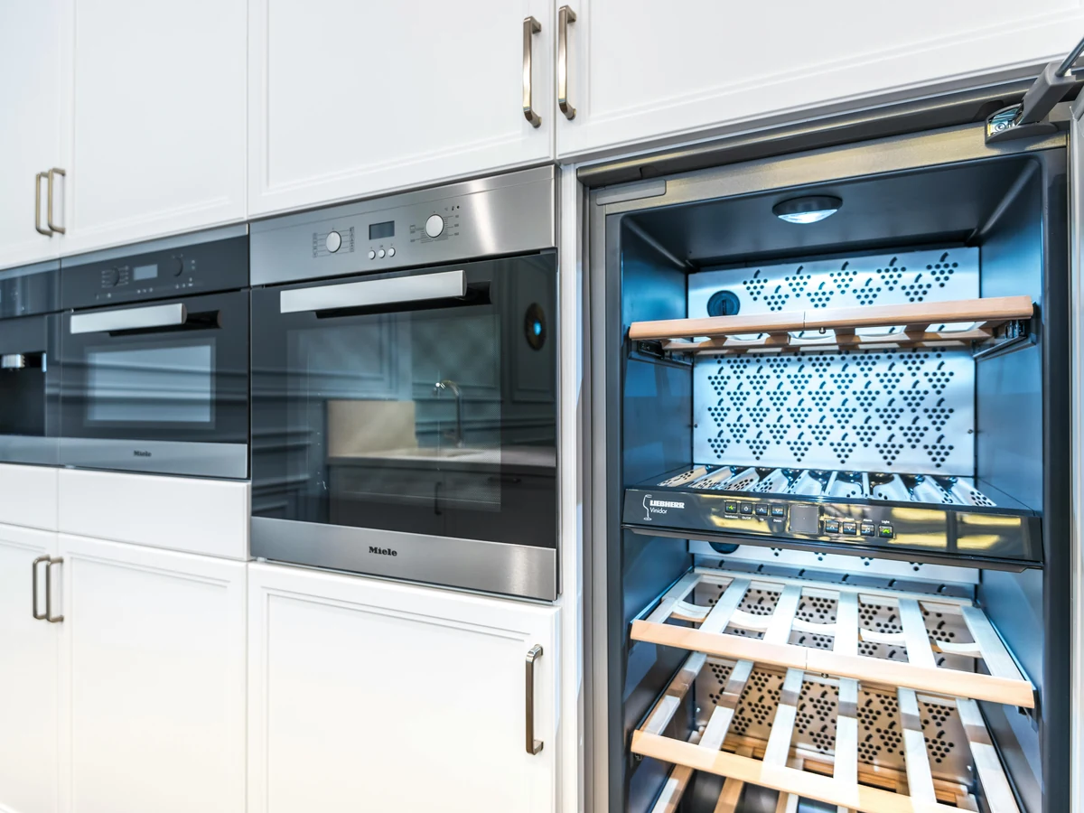 kitchen-painting-white-kitchen-cabinets-reading-decorators Kitchen cabinet painting in Pangbourne property by Reading Decorators