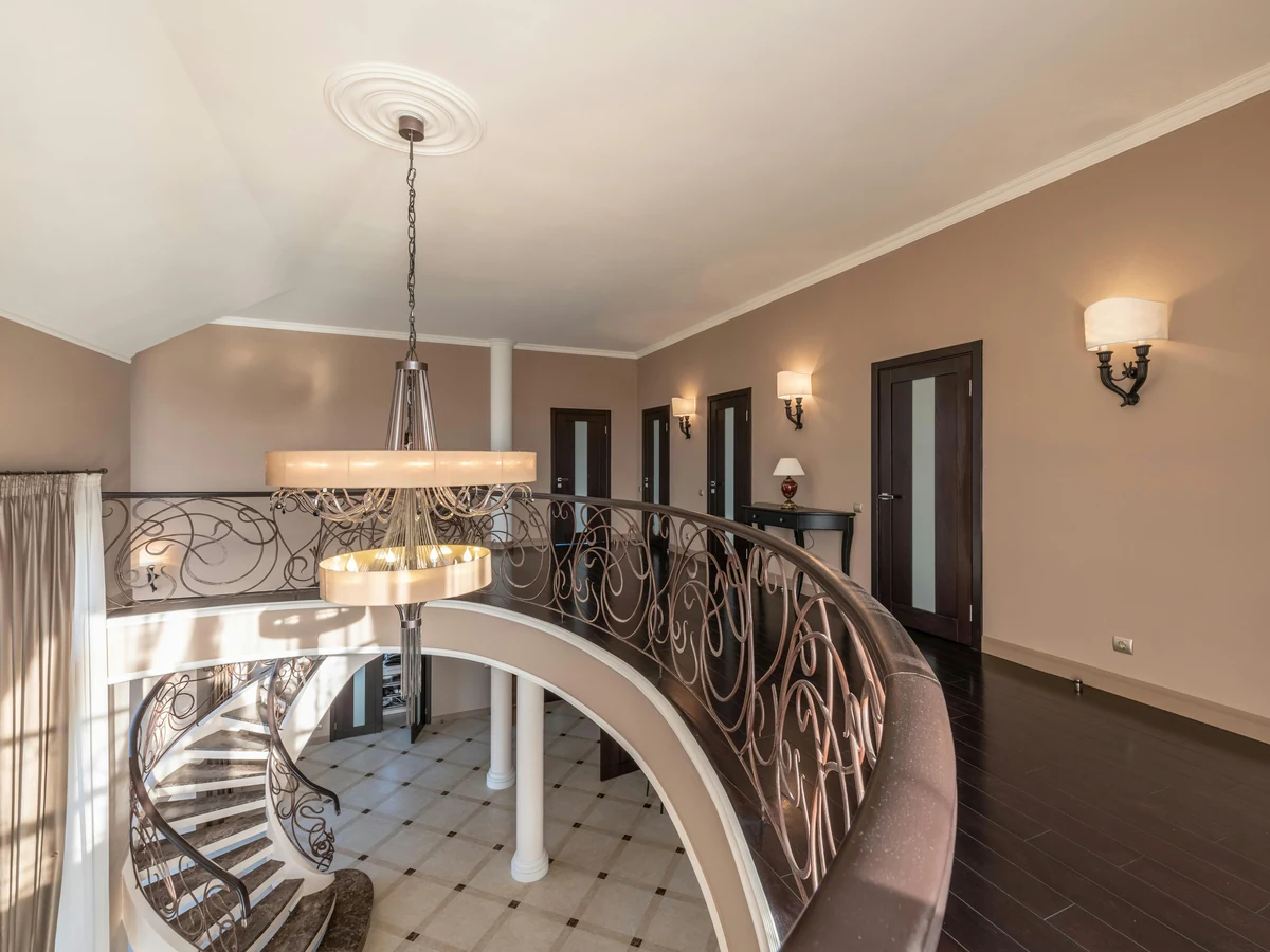 Staircase painting in Reading by Reading Decorators, grand curved staircase with white balusters