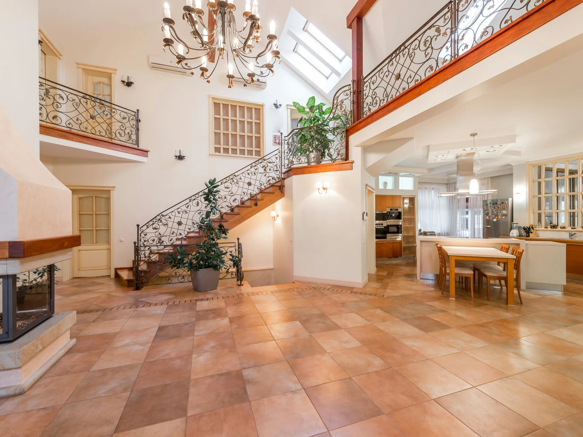 Grand interior hallway staircase painting in Reading by Reading Decorators